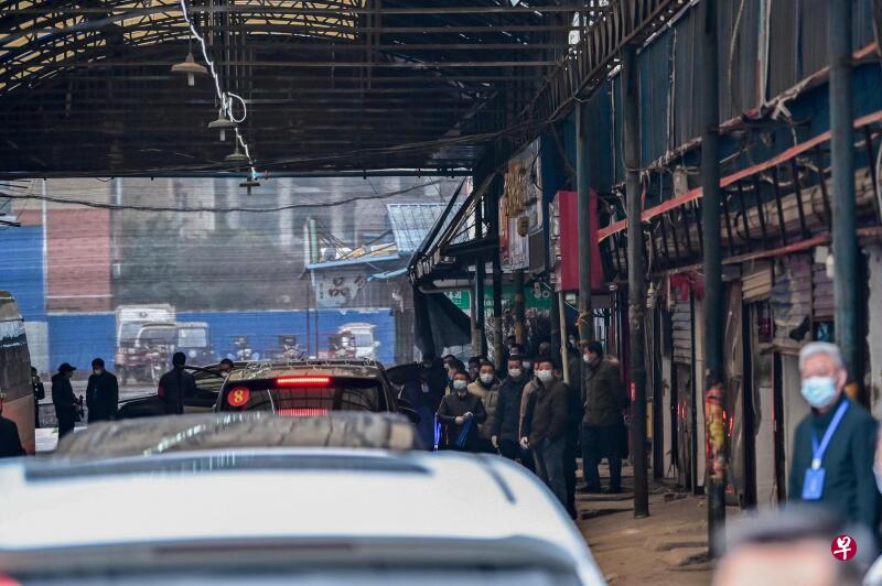 载有世卫组织专家的车辆上月31日抵达武汉市华南海鲜市场。（法新社）