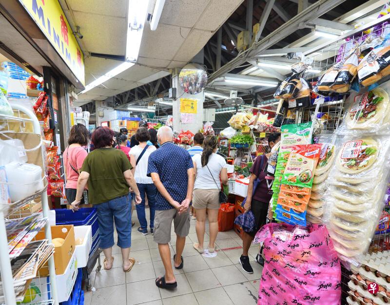  宏茂桥第629座的一家杂货店被指将货物摆放在走道。（潘丰源摄）