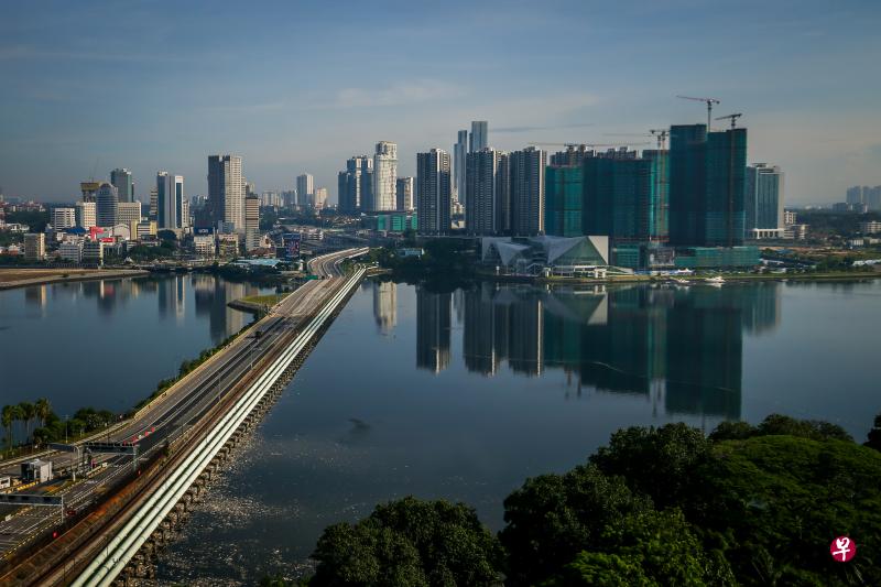 新马两国将继续探讨相互承认彼此的疫苗接种证书、承诺继续确保在彼此国家长期跨境工作或生活的两国人民获得疫苗接种，并在保障健康与安全的前提下，逐步恢复全面的旅客跨境出行。（档案照）