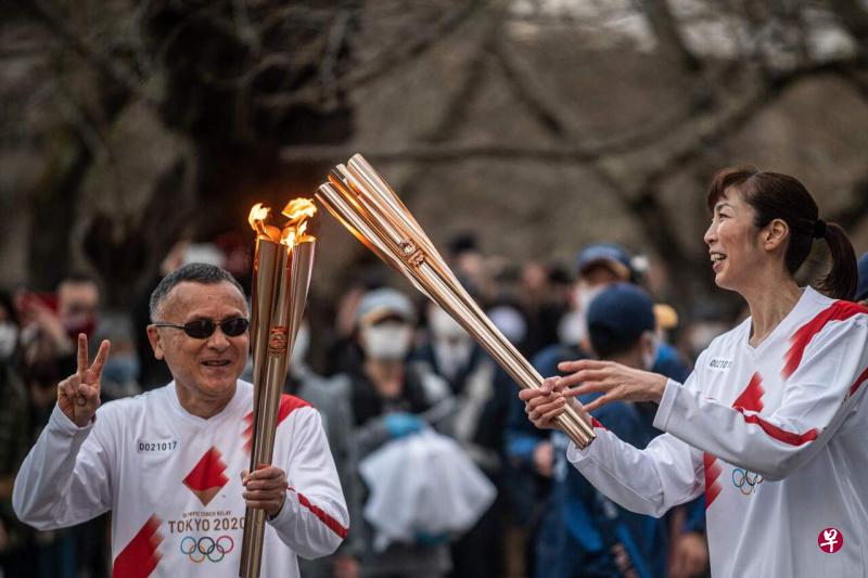 视频画面显示，火炬手大都没有戴口罩，围观群众也比较随意，在一些比较狭窄的地区，出现人挤人的场面。（法新社） 