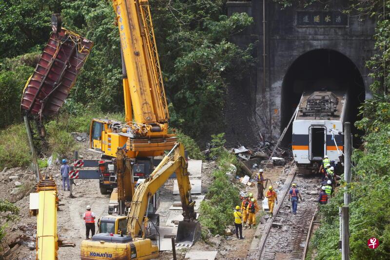 台铁“太鲁阁号”出轨事故已造成50人死亡，178人受伤。图为在救援现场作业的起重机。（路透社）