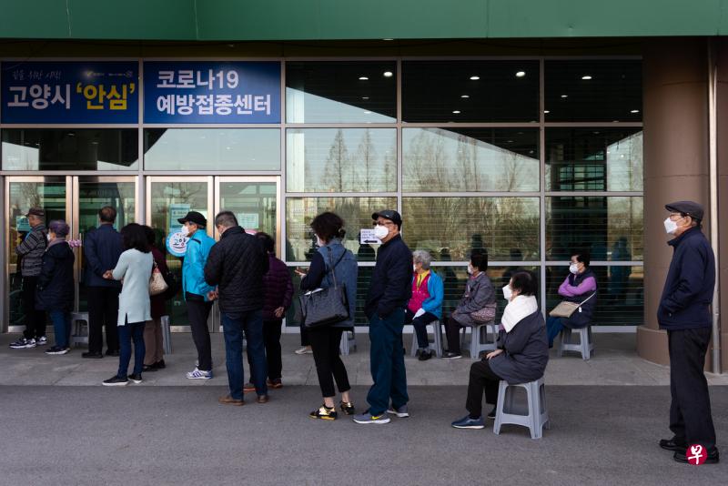 4月1日，在韩国京畿道高阳市，许多年长居民排队接种辉瑞-BioNTech冠病疫苗。（彭博社） 