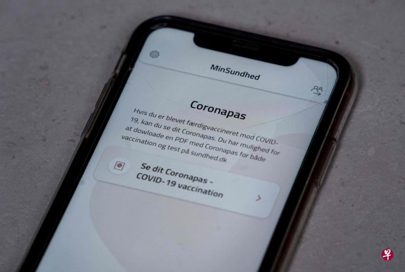 在丹麦，已完成冠病疫苗接种、72小时内核酸检测结果为阴性、在两周至12周前确诊冠病并已对冠病病毒免疫的人，都可下载这款“冠状通行证”。（法新社） 