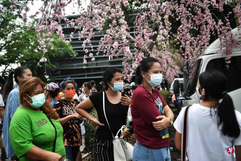 周四，许多泰国民众到曼谷一个流动检测中心等候接受冠病检测。（法新社） 