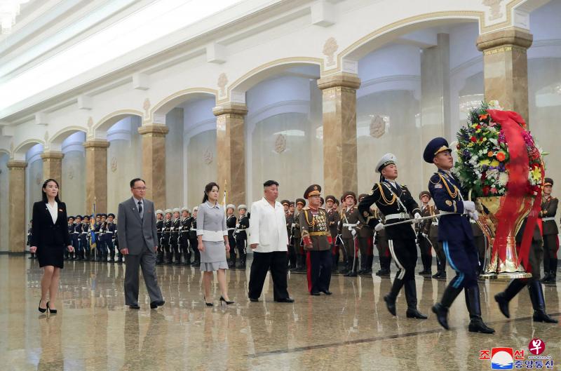 4月15日太阳节当天，金正恩携夫人李雪主和亲信干部到平壤锦绣山太阳宫参谒。当天是朝鲜已故最高领导人金日成的诞辰纪念日。（法新社） 