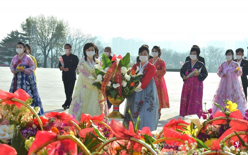 朝鲜各地群众和人民军官兵纷纷向领袖铜像敬献花篮和花束。（法新社） 