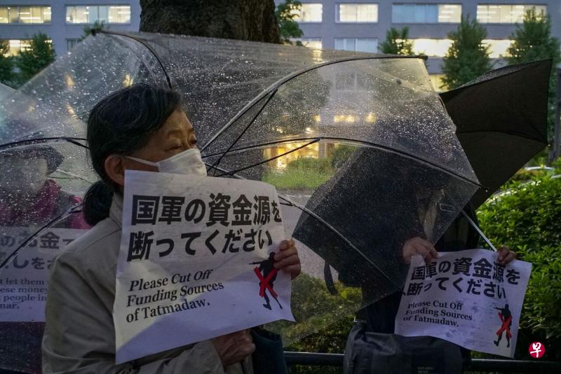 5月21日，反对缅甸军方发动政变夺权的示威者在东京外交部外举行示威。（法新社） 