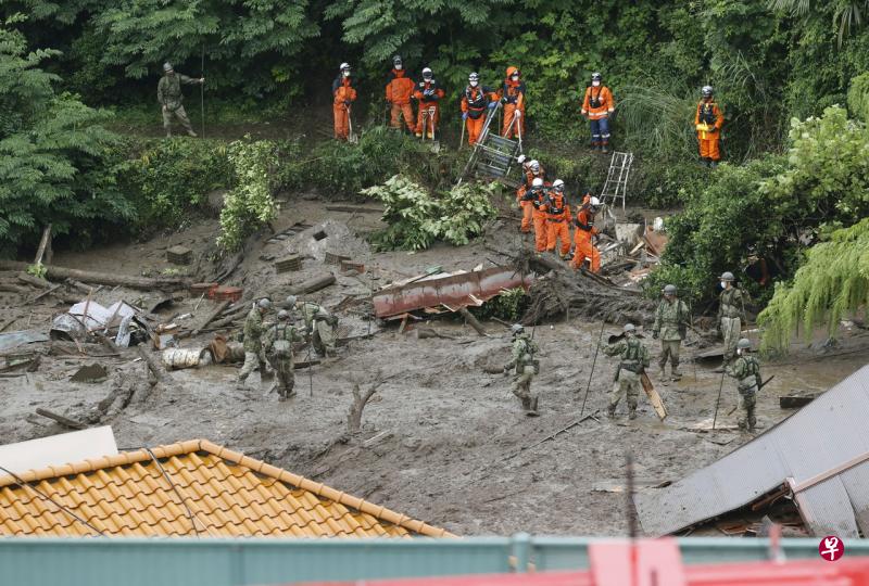 包括警察、消防和自卫队在内约1100名救援人员星期天在灾害现场展开搜救，当天有13人获救，其中1人重伤。（路透社） 