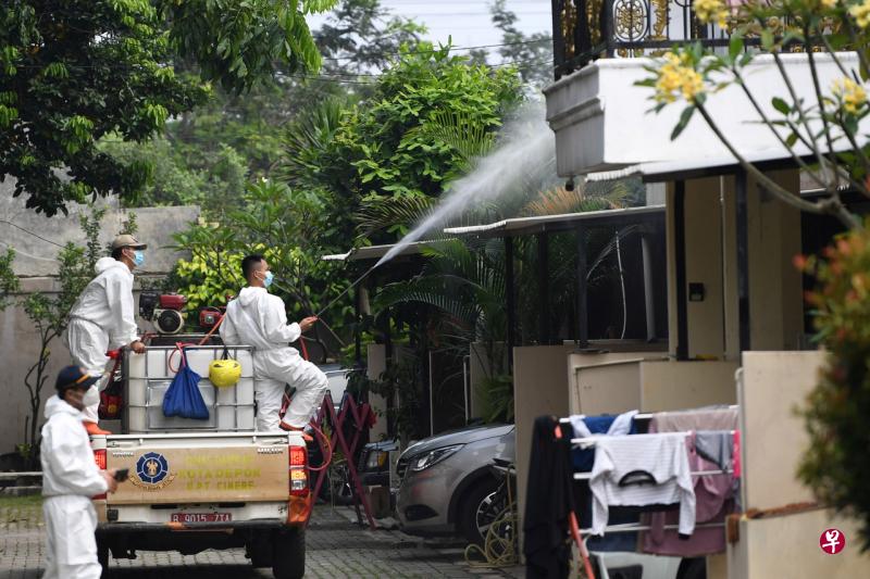 印度尼西亚周三（7日）新增3万4379起冠病病例，死亡病例则增加1040起，为单日最高纪录。（路透社） 