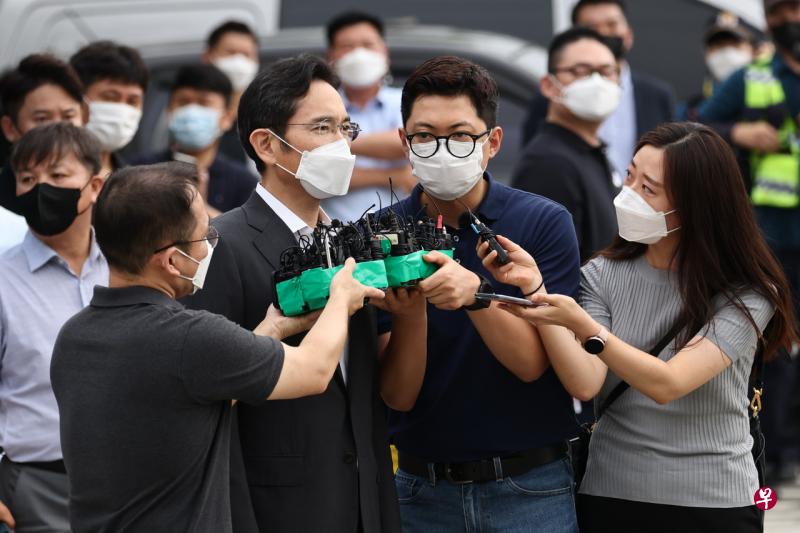 青瓦台与民沟通首席秘书朴洙贤说，政府给予三星集团掌门人李在镕假释，是为了国家利益而做出的决定，希望国民能够理解。图为李在镕走出拘留所后发表讲话，他说：“人们的批评、担忧以及对我的巨大期许，我都铭记在心。我一定会加倍努力。”（彭博社） 