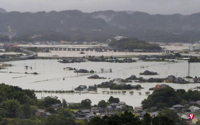 日本周六发生强降雨，佐贺县武雄市大面积地区迅速被淹没。（路透社） 