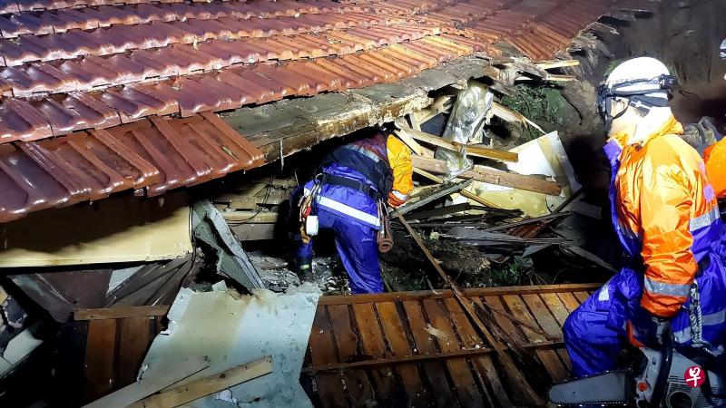 日本长崎县遭逢暴雨，引发山体滑坡导致两所住宅被埋。（法新社） 