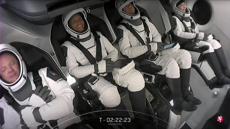 SpaceX周四发表声明说，四名美国太空游客“绕了地球5.5圈，完成了他们的第一轮科研工作，吃了两顿饭后才上床休息。（法新社） 