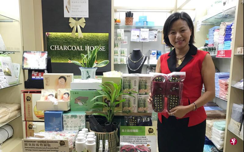 何灿红在购物中心开设专卖店ECOK Charcoal House，旨在帮助人们改善亚健康和提升家居环境。（苏秉苓摄）  