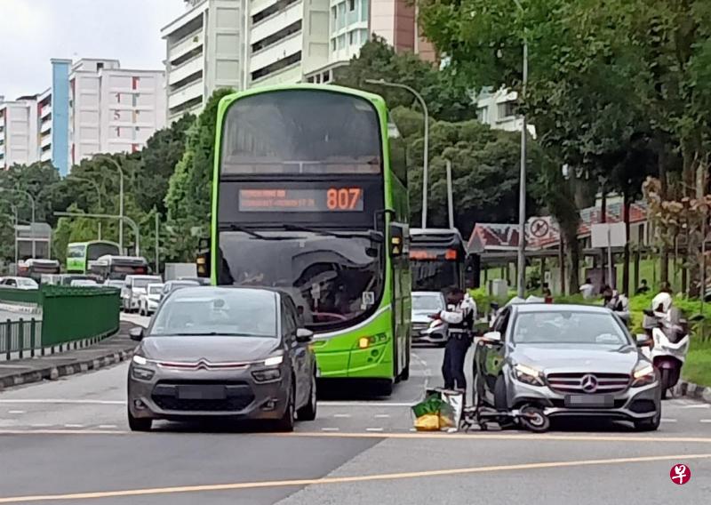 中年男子骑着电动脚踏车，行驶途中与轿车发生碰撞后送院。（受访者提供） 