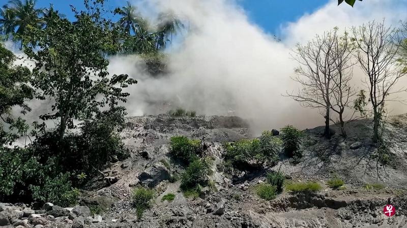 印尼东部周二早上发生7级以上地震，东努沙登加省山区扬起沙尘。（路透社） 