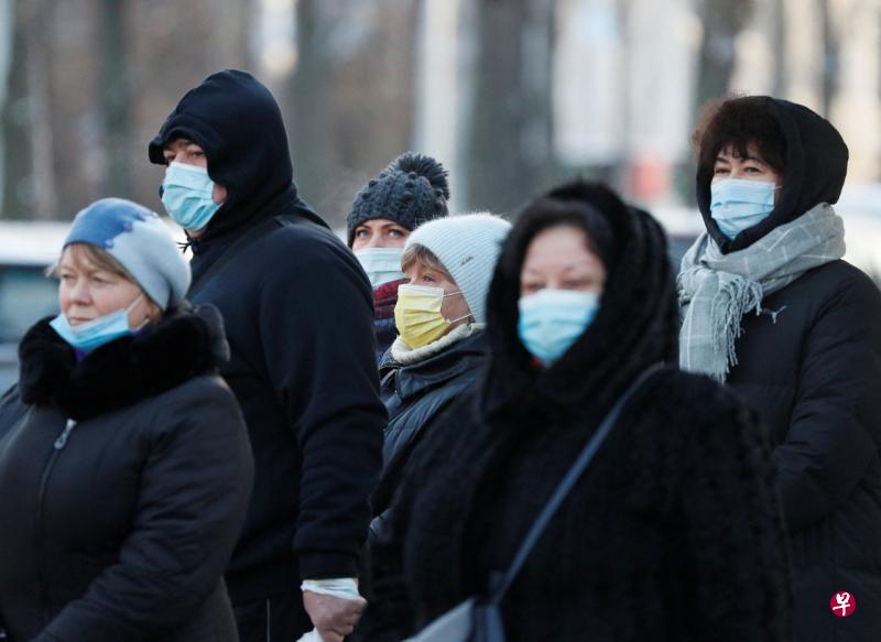 欧洲冠病死亡病例排名居前的首五个国家中有三个位于东欧，乌克兰是其中之一。图为在乌克兰首都基辅一个车站等车的民众都戴着口罩。（路透社） 