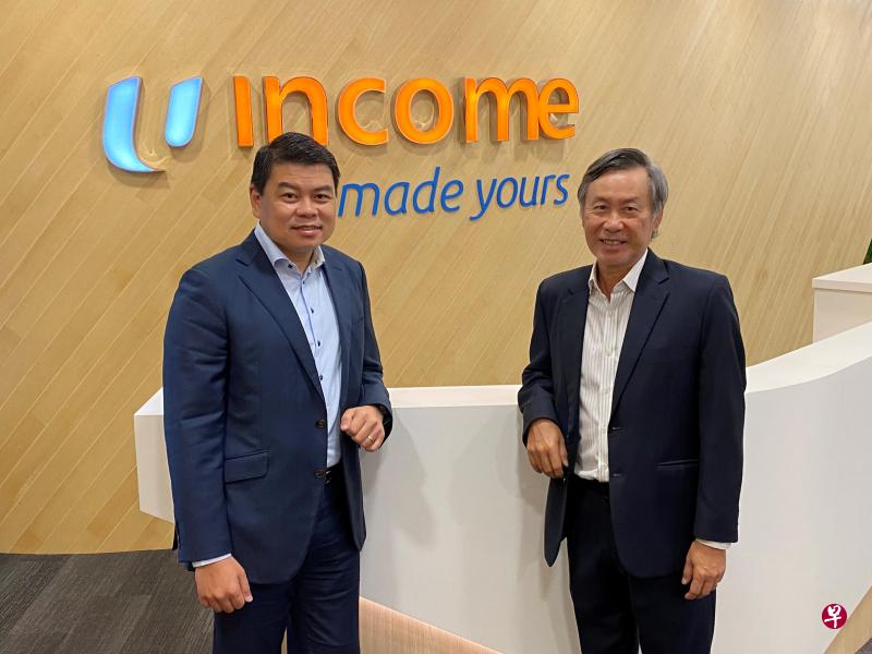 职总英康（NTUC Income）计划从一家合作社转为企业，以提升竞争。图为职总英康总裁杨承霑（左）和英康主席王发顺。（职总英康提供） 