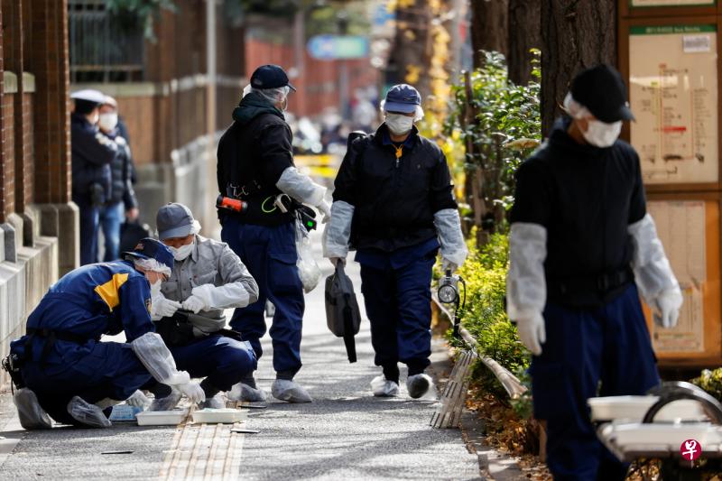 日本东京的大学入学考试会场附近发生刀袭事件，警察在大学的区域检查。（路透社） 