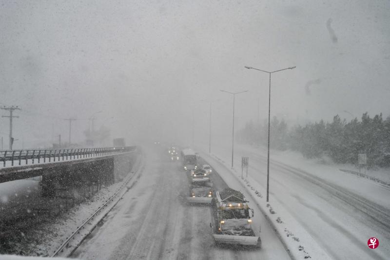 希腊全国大部分地区周一迎来暴风雪极端天气，造成雅典等多地交通部分瘫痪，15人在火车事故中受伤。（法新社） 