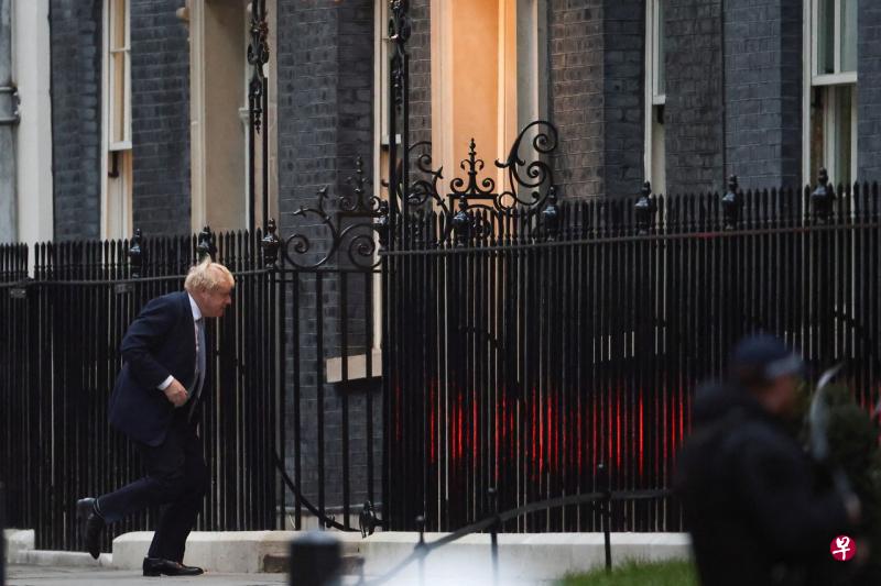 英国首相约翰逊接连被媒体踢爆，在英国首两次封锁期间多次举办聚会活动。ITV电视1月24日又揭发了2020年6月19日的另一场活动，当时还是约翰逊未婚妻的西蒙兹在首相府内为他办了生日会，多达30人在内阁会议室里为约翰逊唱生日歌。（路透社） 