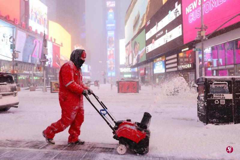 纽约市周六早上的降雪量已达到近13公分，降雪量可能还在下来几个小时增加5公分到10公分。（路透社） 