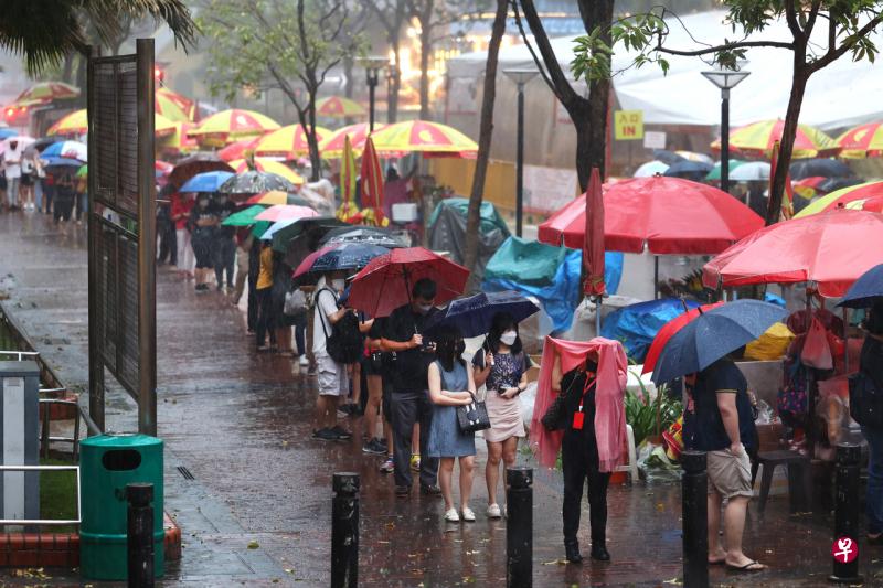 观音堂开放不到10分钟，就开始狂风大作，飘起绵绵细雨，雨势越来越大，庙外许多卖花摊贩的大伞也被吹翻。但排在庙外等候入内“借红包”的信徒并没有减少。 （何家俊摄） 