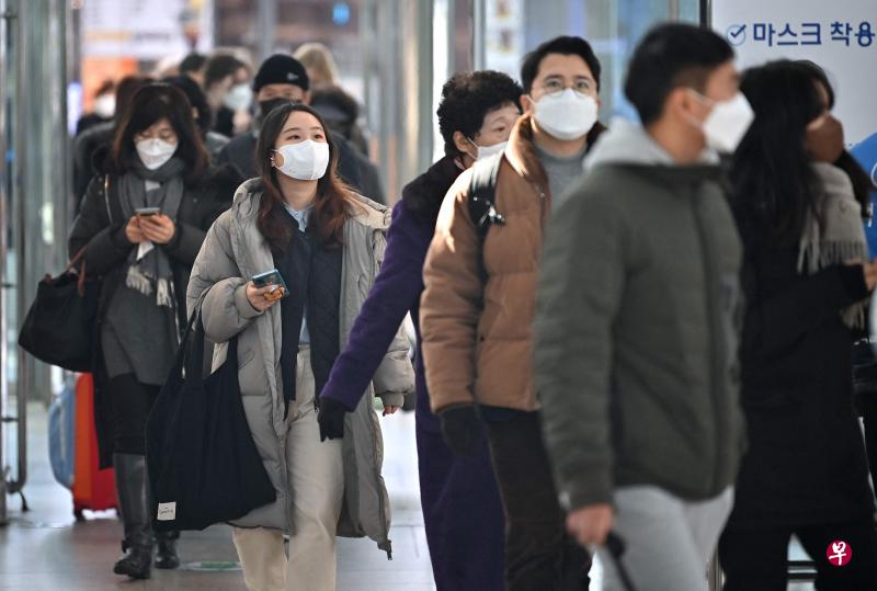 韩国防疫部门预计韩国的冠病新增病例本月底或下月初可能触顶，日增病例2月23日可能达13万起，3月2日更可能达到18万起。（法新社） 