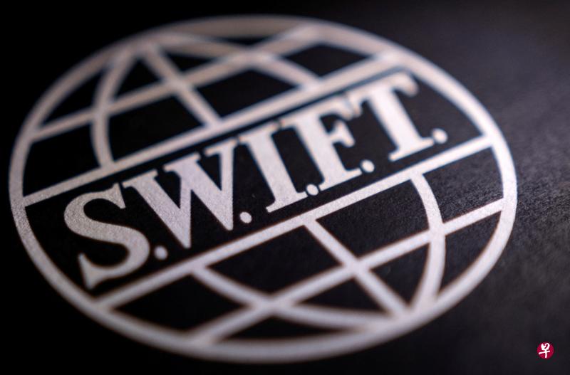 环球银行金融电信协会（SWIFT）表示，将准备“根据法律指示”，遵从欧美国家对俄罗斯银行的制裁措施。（路透社） 