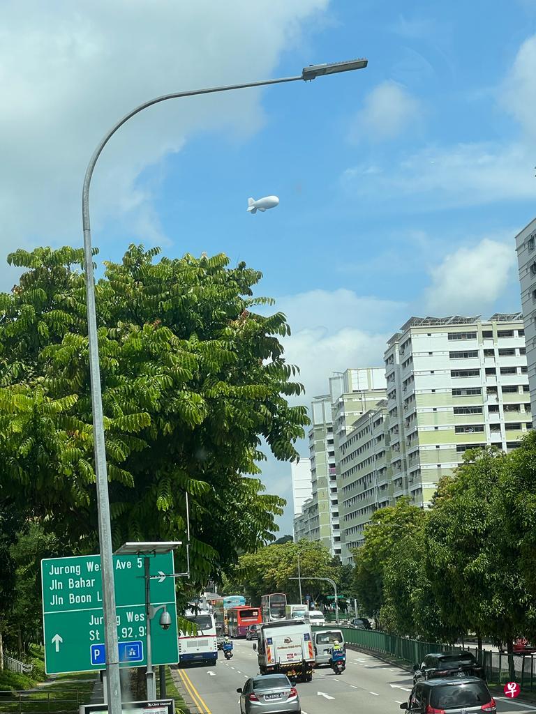 有读者今早（3月18日）在裕廊邻里上空发现一个不明的白色飞行物。（图／读者提供 ） 