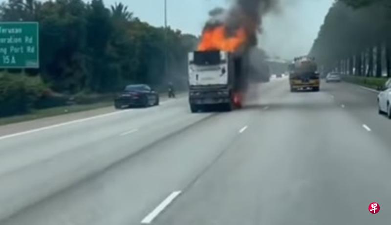 一辆道路清扫车在亚逸拉惹高速公路（AYE）起火燃烧，所幸无人在事故中受伤。（视频截图） 