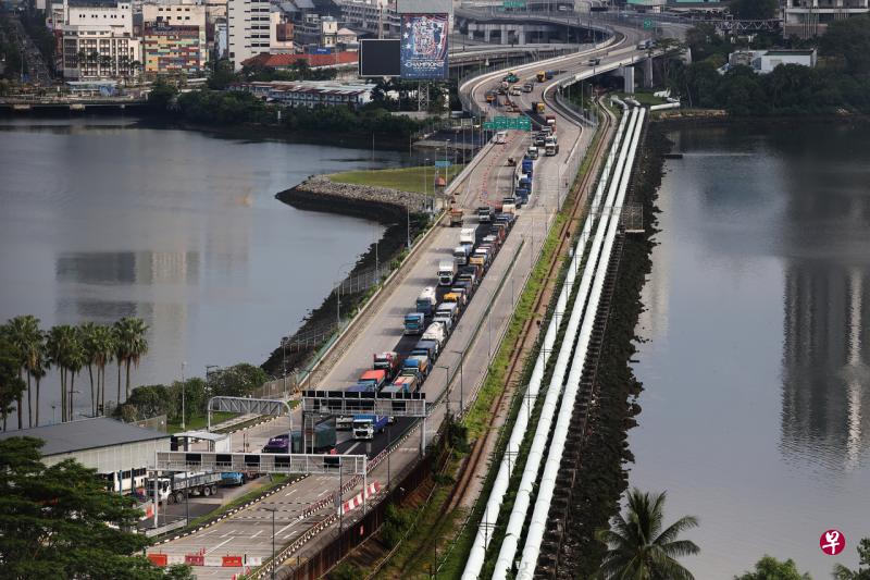 新马陆路关卡开通一周以来，共有约7万6000辆马来西亚注册车辆向陆路交通管理局申请车辆入境准证。（档案照） 