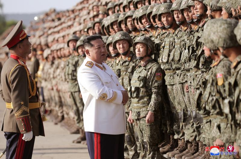 朝中社周五发布的照片显示，金正恩与参加朝鲜人民革命军建军90周年阅兵式的军人讲话。（路透社） 