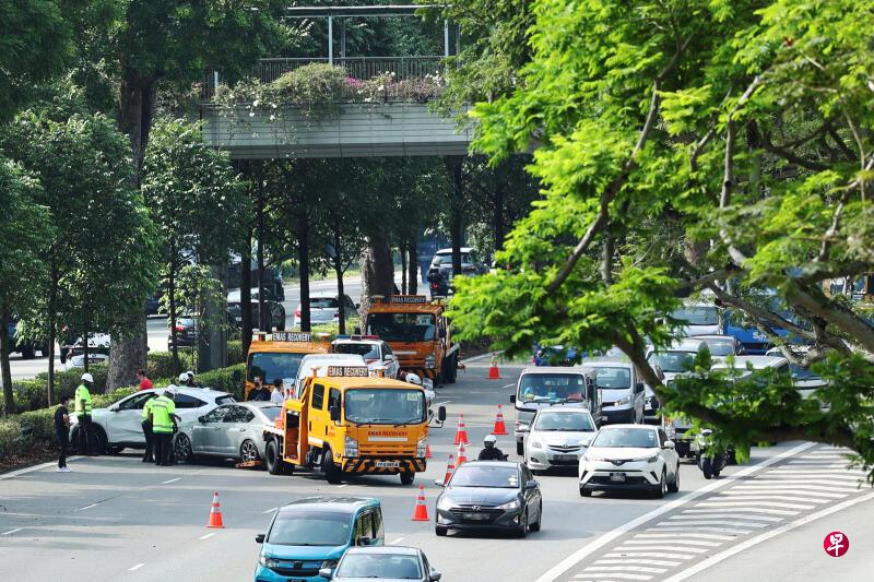 亚逸拉惹快速公路今早高峰期发生连环车祸，一人受伤送院，前往大士方向的路段大堵车。（王彦燕摄） 