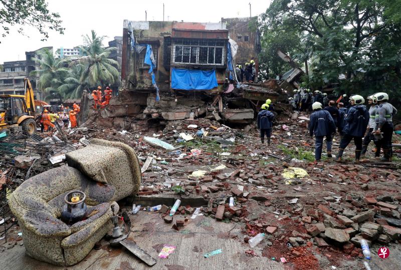 印度孟买一栋四层楼高建筑坍塌，至少14人丧命。（路透社） 