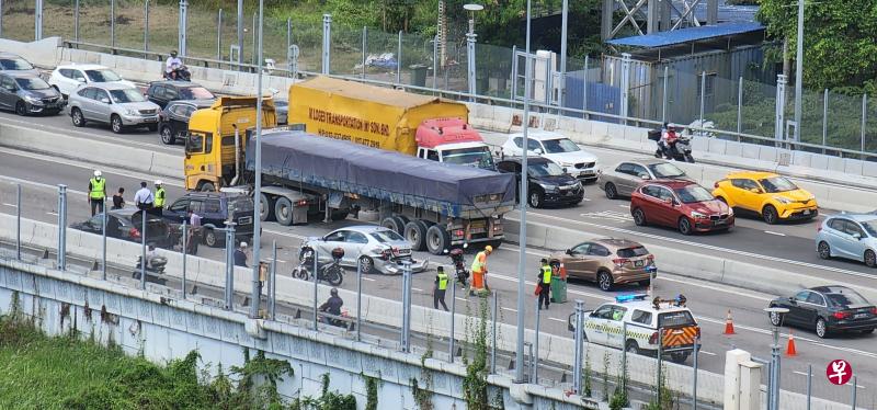 新柔长堤发生严重车祸，一辆重型罗厘撞上多辆汽车，两条车道因车祸堵塞。（取自面簿） 