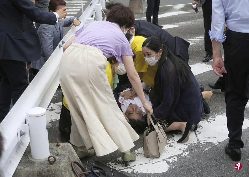 日本前首相安倍晋三在奈良市发表街头演说遭一名男子背后枪击。（路透社） 