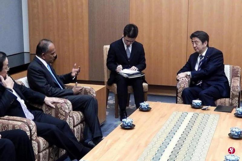 尚穆根（左二）指出，安倍晋三（右一）是日本出任首相时间最长的一位，他曾经在2014年与安倍会面。（取自尚穆根面簿） 