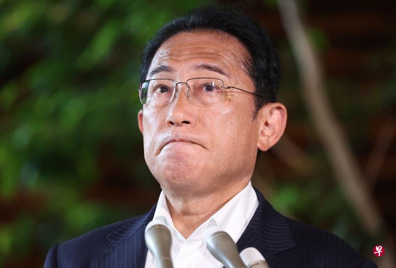 日本首相岸田文雄星期五（7月8日）说，对于前首相安倍晋三遇刺身亡表示深感遗憾，并誓言日本的民主将“永远不会屈服于暴力”。（路透社） 