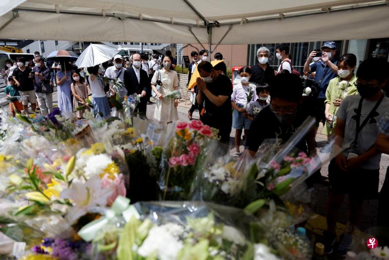 7月9日上午，日本民众前往安倍遇刺的地点献花悼念。（路透社） 