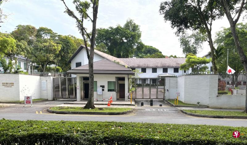 日本驻新加坡大使馆星期六（7月9日）早上已降半旗致哀。（邬福梁摄） 