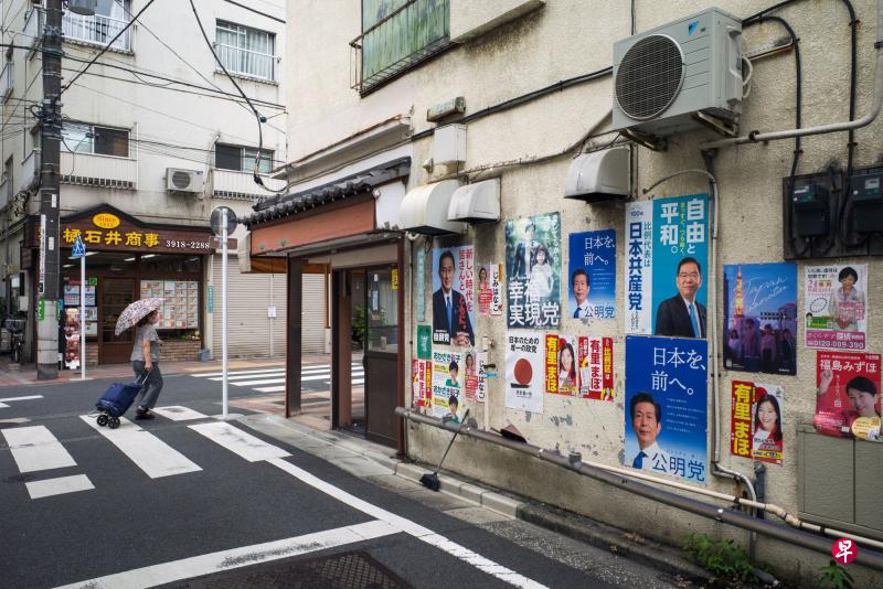 日本参院选举星期天如期进行投票，朝野政党以物价上涨、消费税减税和宪法为主要争论点展开攻防。（彭博社） 