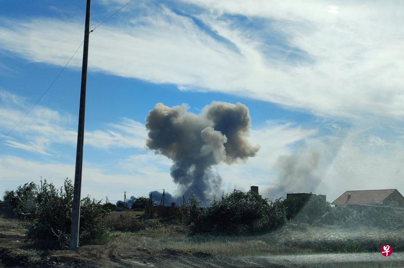 克里米亚新费多罗夫卡地区附近的萨基机场一处航空弹药储存区发生爆炸。目击者说，空军基地传出至少12次不同强度的爆炸声，黑烟直奔上空。（路透社） 