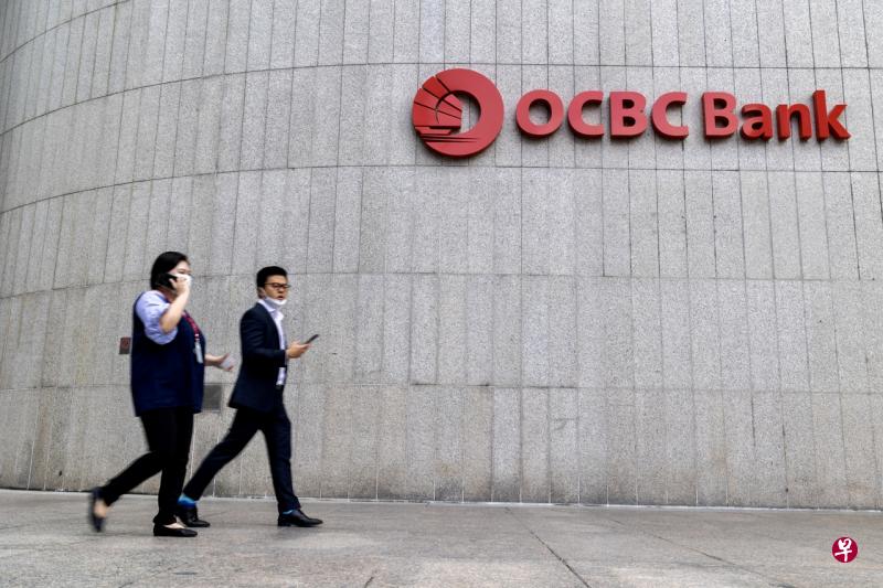 华侨银行（OCBC Bank）涨幅最大，涨1.17％，收报12.1元。（张思庆摄） 