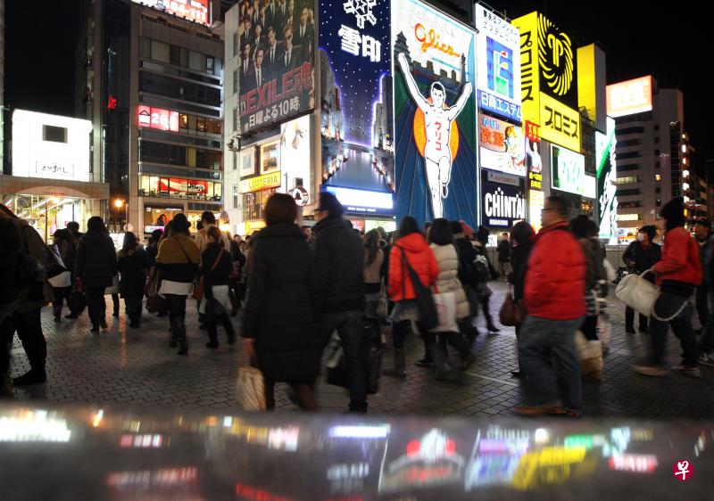 冠病疫情暴发前，以美食著称的大阪深受外国游客欢迎，道頓堀到处人挤人。（彭博社） 