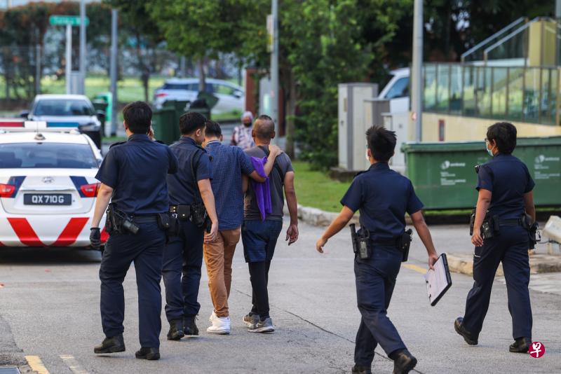 9月23日，芽茏路靠近芽笼14巷一家餐馆老板的汽车被偷，警方电眼拍到两名嫌犯，其中一名灰衣男子事后返回现场，被警员带走协助调查。（档案照） 