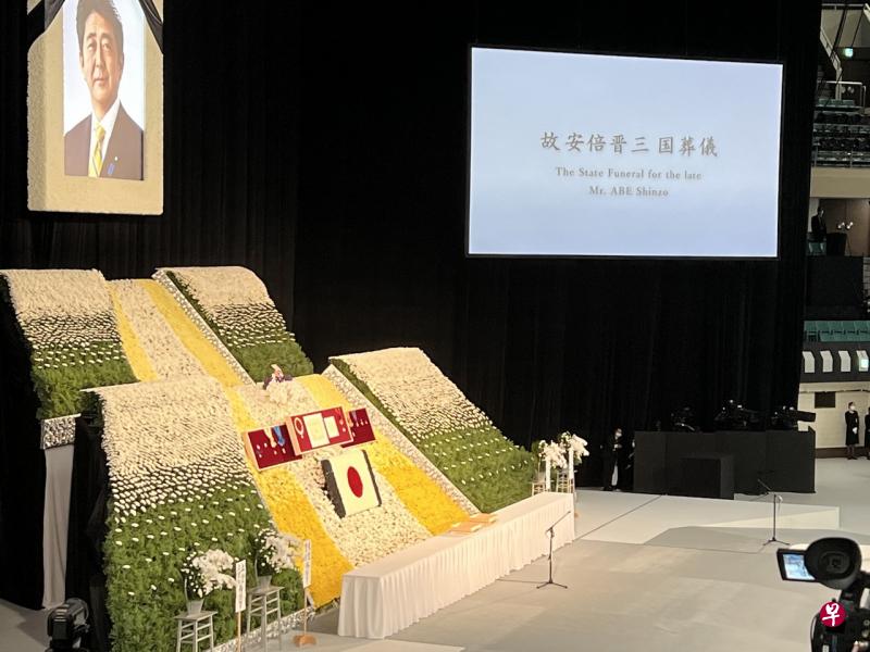 祭坛以富士山的形态呈现，并以黄白两色花伴随绿叶点缀。（符祝慧摄） 