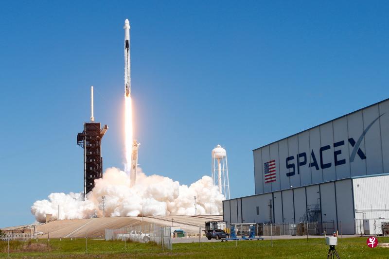 美国太空探索技术公司（SpaceX）搭载“龙”飞船的“猎鹰9”火箭从佛州肯尼迪航天中心发射升空。（路透社） 