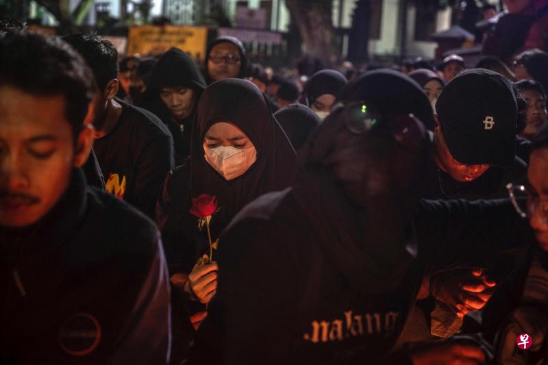 大批民众星期三聚集在印度尼西亚东爪哇马琅市，悼念球场踩踏悲剧遇难者。（法新社） 