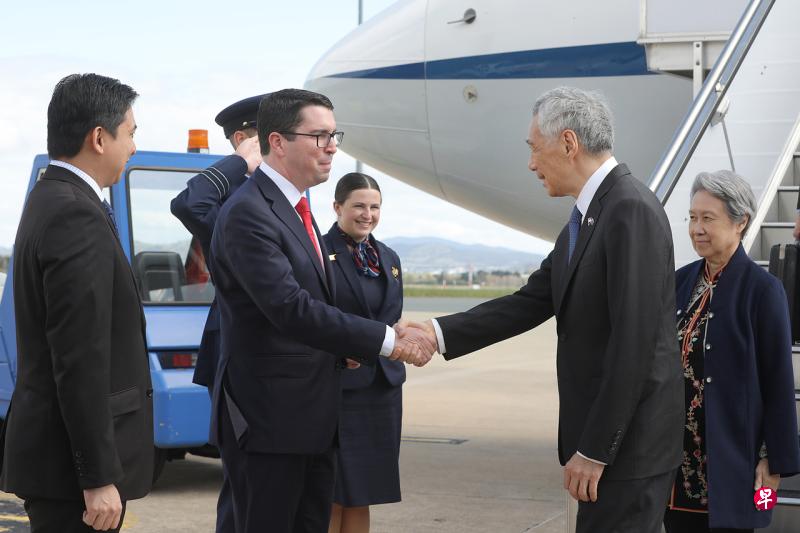 澳洲总理助理贝尔曼（左二）到堪培拉费尔贝恩空军基地迎接李总理（右二）与夫人何晶（右一）一行。（通讯及新闻部提供） 